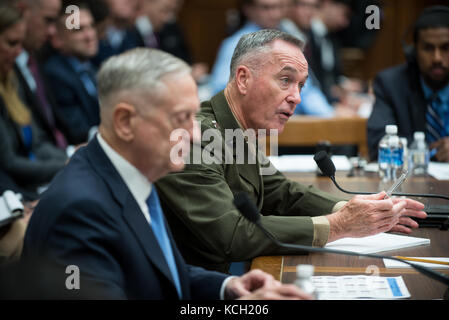 Verteidigungsminister Jim Mattis bezeugt während einer House Armed Services Committee Anhörung auf dem Capitol Hill, Oktober 3, 2017. Stockfoto