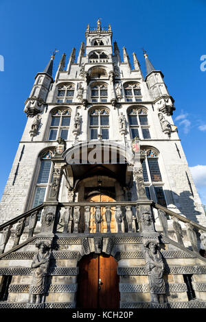 Altes Rathaus auf dem Marktplatz in Gouda - zwischen 1448 und 1450 gebaut wurde, ist eines der ältesten gotischen Rathäuser der Niederlande. Stockfoto