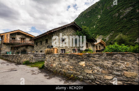 Traditionelle Architektur mit Steinhaus in Bonneval-sur-Arc Dorf, Savoie, Rhone Alpes, eines der schönsten Dörfer von Frankreich Stockfoto