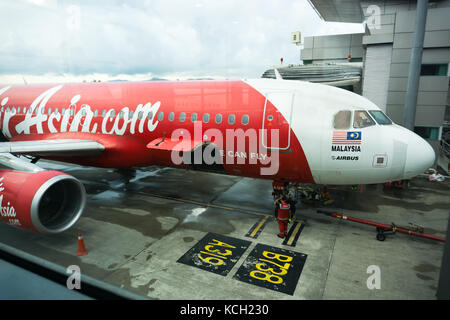 Kota Kinabalu, Malaysia - September 06, 2017: airasia Flugzeug am internationalen Flughafen Kota Kinabalu in Sabah, Borneo. Stockfoto