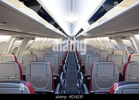 Sitzreihen und Gang eines Commercial Airplane Stockfoto