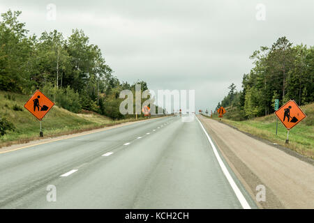 Orange Bauarbeiter Schild an einer Straße in der Ferne auf Trans Canada Stockfoto