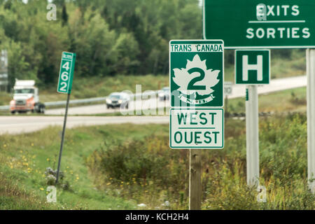 Wegweiser mit grünen Vorzeichen des Trans Canada Highway 2 westdirection Anschluss der Ost- und Westküste Stockfoto