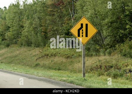 Enge Strasse Schild gelb schwarz Quebec Trans Canada vor Wald Stockfoto