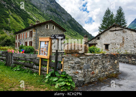 Traditionelle Architektur mit Steinhaus im Dorf Bonneval-sur-Arc, Savoie Departement der Rhonealpes, eines der schönsten Dörfer von Fra Stockfoto