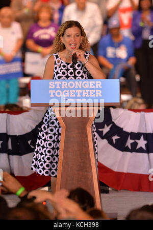 Coconut CREEK, FL - 25. OKTOBER: Patrick Murphy, US-Repräsentant (FL 18); Kandidat für den US-Senat spricht vor dem demokratischen Präsidentschaftskandidaten und der ehemaligen Außenministerin Hillary Clinton bei einer Rally Mit Vorzeitiger Stimmabgabe in Coconut Creek am 25. Oktober 2016 in Coconut Creek, Florida. Mit zwei Wochen bis zum Wahltag wirbt Hillary Clinton in Florida: Debbie Wasserman Schultz Transmission Ref: FLXX Hoo-Me.com / MediaPunch Stockfoto