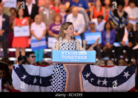 Coconut CREEK, FL - 25. OKTOBER: Patrick Murphy, US-Repräsentant (FL 18); Kandidat für den US-Senat spricht vor dem demokratischen Präsidentschaftskandidaten und der ehemaligen Außenministerin Hillary Clinton bei einer Rally Mit Vorzeitiger Stimmabgabe in Coconut Creek am 25. Oktober 2016 in Coconut Creek, Florida. Mit zwei Wochen bis zum Wahltag wirbt Hillary Clinton in Florida: Debbie Wasserman Schultz Transmission Ref: FLXX Hoo-Me.com / MediaPunch Stockfoto