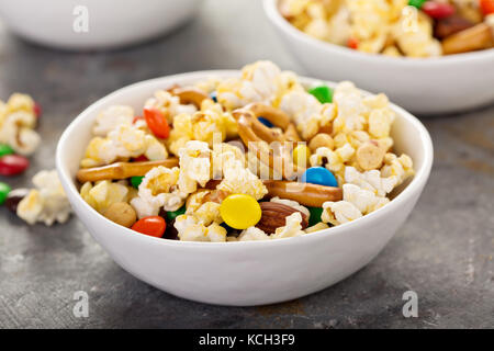 Hausgemachte trail Mix mit Schokolade, Bonbons, Popcorn, Brezeln und Muttern Stockfoto