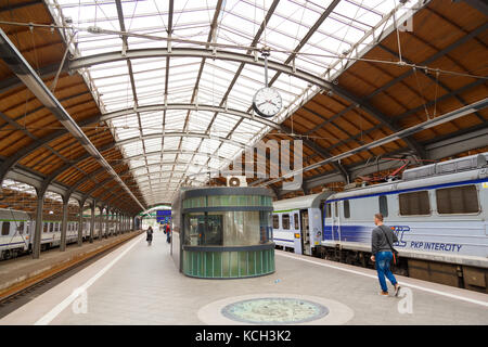 BRESLAU, POLEN - 15. September 2017: Bahnsteig im alten Stil am Bahnhof in Breslau Stockfoto