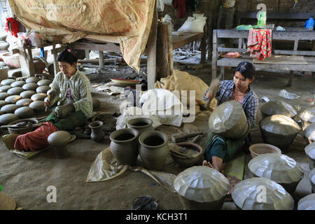 Zwei Frauen sind mit Holz Paddel zu bilden Töpfe in Yandabo Dorf auf dem Irrawaddy Fluss in Myanmar (Burma). Stockfoto