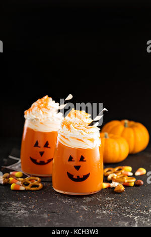 Halloween kalten Cocktail oder Drink mit Jack o'Lantern face Stockfoto