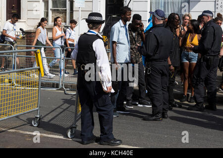 Polizei sucht Nachtschwärmer, Stop, Suche, an Karneval in Notting Hill, London, England, Großbritannien Stockfoto