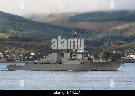 USS Mitscher (DDG-57), ein Lenkflugkörper-Zerstörer der US Navy der Arleigh Burke-Klasse, der Gourock bei seiner Ankunft zur Übung Joint Warrior 17-2 passiert. Stockfoto