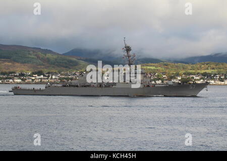 USS Mitscher (DDG-57), ein Lenkflugkörper-Zerstörer der US Navy der Arleigh Burke-Klasse, der Gourock bei seiner Ankunft zur Übung Joint Warrior 17-2 passiert. Stockfoto