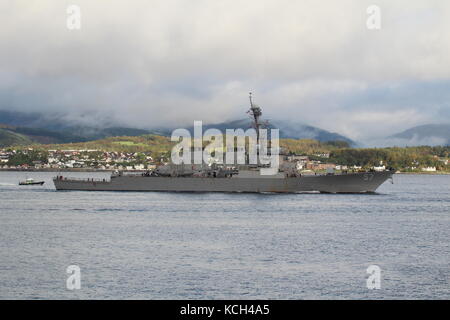 USS Mitscher (DDG-57) der US Navy, begleitet von MDP Jura der Mod Police, vorbei an Gourock zur Übung Joint Warrior 17-2. Stockfoto