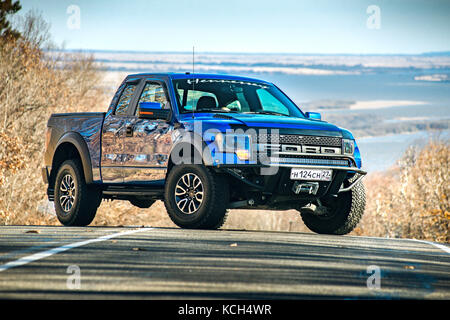 Chabarowsk, Russland - 20. Oktober 2016: Ford F150 Raptor suv ist auf der Straße fahren auf Schmutz. Pickup Stockfoto