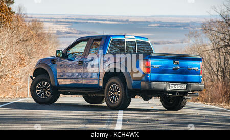 Chabarowsk, Russland - 20. Oktober 2016: Ford F150 Raptor suv ist auf der Straße fahren auf Schmutz. Pickup Stockfoto