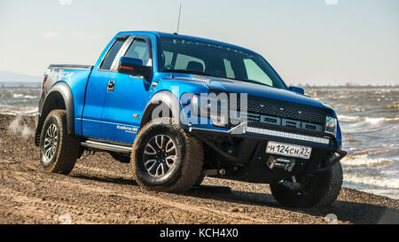 Chabarowsk, Russland - 20. Oktober 2016: Ford F150 Raptor suv ist auf der Straße fahren auf Schmutz. Pickup Stockfoto