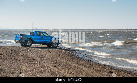 Chabarowsk, Russland - 20. Oktober 2016: Ford F150 Raptor suv ist auf der Straße fahren auf Schmutz. Pickup Stockfoto