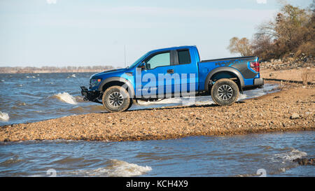 Chabarowsk, Russland - 20. Oktober 2016: Ford F150 Raptor suv ist auf der Straße fahren auf Schmutz. Pickup Stockfoto