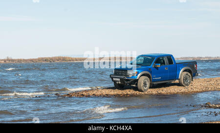 Chabarowsk, Russland - 20. Oktober 2016: Ford F150 Raptor suv ist auf der Straße fahren auf Schmutz. Pickup Stockfoto