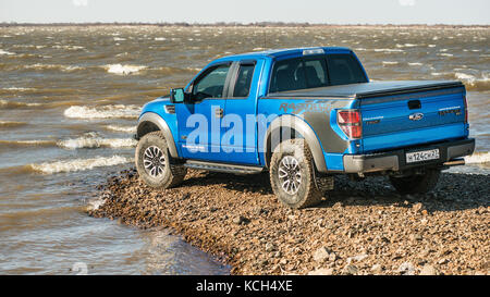 Chabarowsk, Russland - 20. Oktober 2016: Ford F150 Raptor suv ist auf der Straße fahren auf Schmutz. Pickup Stockfoto