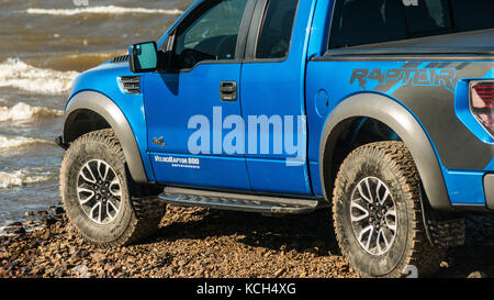 Chabarowsk, Russland - 20. Oktober 2016: Ford F150 Raptor suv ist auf der Straße fahren auf Schmutz. Pickup Stockfoto