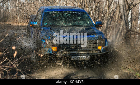 Chabarowsk, Russland - 20. Oktober 2016: Ford F150 Raptor suv ist auf der Straße fahren auf Schmutz. Pickup Stockfoto