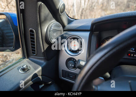 Chabarowsk, Russland - 20. Oktober 2016: Ford F150 Raptor suv ist auf der Straße fahren auf Schmutz. Pickup Stockfoto