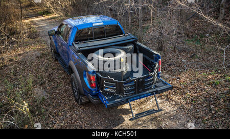 Chabarowsk, Russland - 20. Oktober 2016: Ford F150 Raptor suv ist auf der Straße fahren auf Schmutz. Pickup Stockfoto