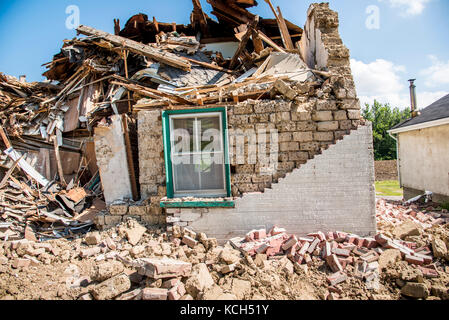 Einen alten Lehmziegeln Bau legt in seinen Trümmern während der Abbrucharbeiten. Stockfoto