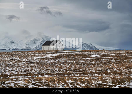 Landschaft mit Country House in Island Stockfoto