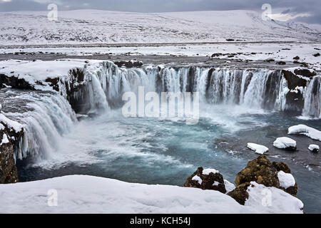 Isländische Landschaft mit Wasserfall Stockfoto
