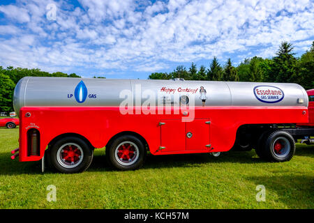 Jahrgang 1954 Tankwagen für den Transport Essotane, Flüssiggas, LPG, Lp, für Esso, auf der Car Show, London, Ontario, Kanada. Stockfoto