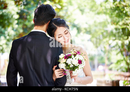 Portrait von jungen asiatischen Braut und Bräutigam bei der Hochzeit Zeremonie. Stockfoto