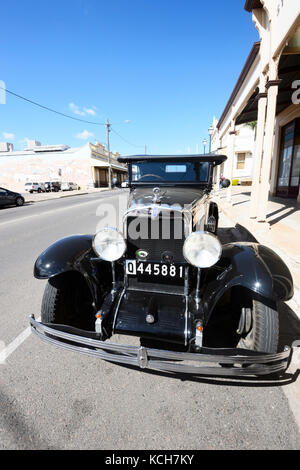 Vorderansicht eines Vintage Chevrolet Auto in der Straße in Charters Towers in Queensland, Queensland, Australien geparkt Stockfoto