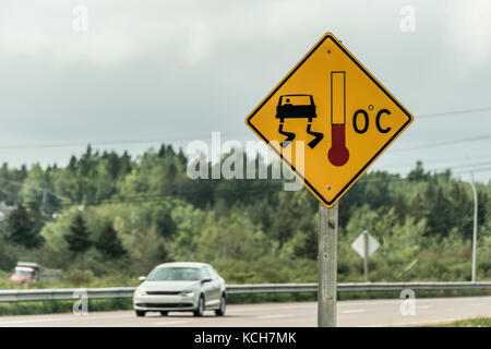 Warnzeichen für Rutschigen eisigen Straße am Trans Canada Stockfoto