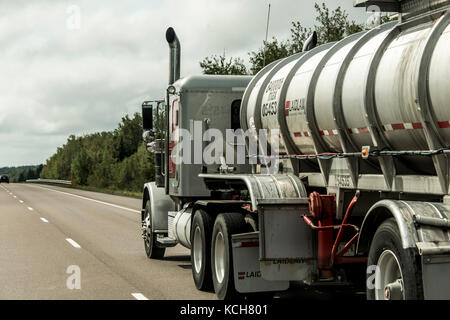 Quebec Kanada 09.09.2017 fuel Tanker Track auf dem Berg Waldweg in Kanada fahren Stockfoto