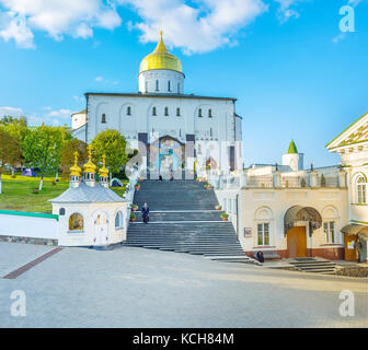 POCHAYIV, UKRAINE - 30. AUGUST 2017: Der Innenhof des Klosters Pochayiv Lawra mit Treppe zur Heiligen Dreifaltigkeitskirche, Ukraine Stockfoto