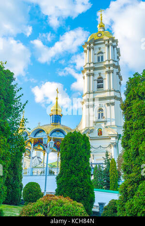 Der Blick auf den wunderschönen Glockenturm und den Sommeraltar des Pochayiv Lavra Klosters, Ukraine Stockfoto