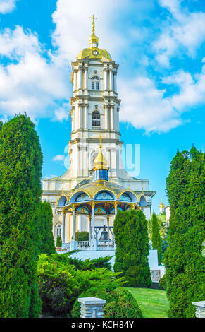 Der Glockenturm ist das höchste Gebäude von Pochayiv Lawra und der Sommeraltar im Freien mit einem wunderschönen, goldgestuften Dach, Pochayiv, Ukraine Stockfoto