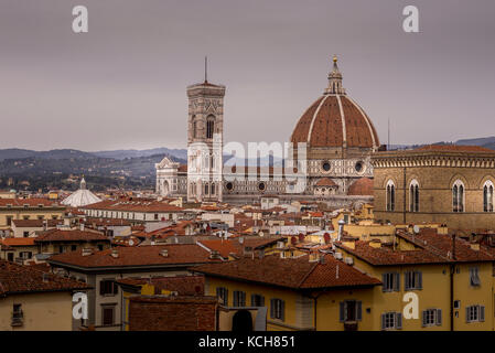 Terracotta Dach Ziegel dominieren die Skyline von Florenz in Italien, mit Il Duomo offenbar in der Ansicht Stockfoto