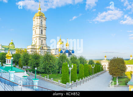 Panoramablick auf den Klosterpark Pochayiv Lavra mit hohem Glockenturm und grünen Bäumen, Pochayiv, Ukraine Stockfoto