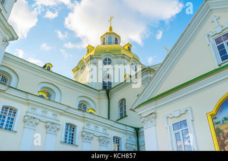 Der Blick auf die wunderschöne goldene Kuppel der Heiligen Dormition Kathedrale des Pochayiv Lavra Klosters, Ukraine Stockfoto