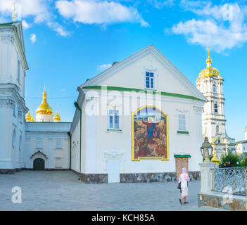 POCHAYIV, UKRAINE - 29. AUGUST 2017: Die Fassade des Bruderschaft-Korps mit farbenfroher Ikone, Pochayiv Lavra Kloster Stockfoto