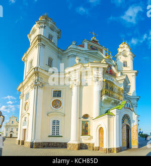 POCHAYIV, UKRAINE - 29. AUGUST 2017: Die schöne Fassade der Kathedrale des Heiligen Dormitis von Pochayiv Lawra, am 29. August in Pochayiv. Stockfoto