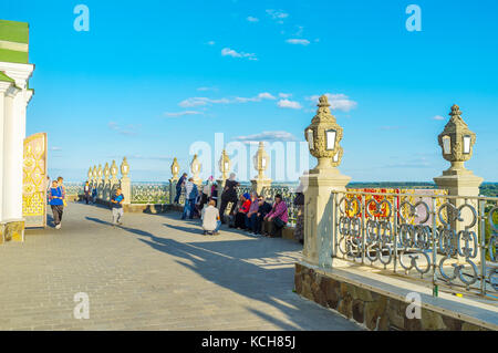 POCHAYIV, UKRAINE - 29. AUGUST 2017: Die Aussichtsterrasse am Eingang der Dormition Cathedral des Pochayiv Lavra Klosters, Ukraine Stockfoto