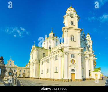 POCHAYIV, UKRAINE - 29. AUGUST 2017: Panoramablick auf die Fassade der Dormition Cathedral und Eingang zur St. Job Kirche, Pochayiv Lavra Stockfoto