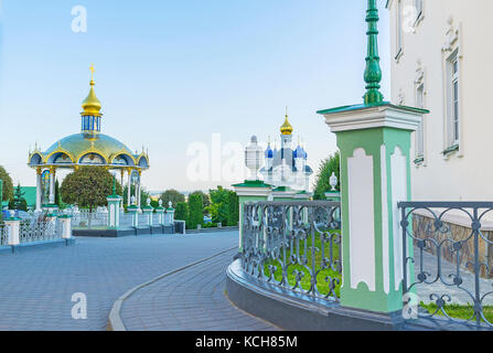 Pochayiv Lavra ist ein sehr angenehmer Komplex mit Gärten und Gassen, Quelle des heiligen Wassers und wunderschönem Sommeraltar, Pochayiv, Ukraine Stockfoto