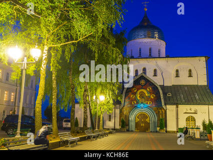 POCHAYIV, UKRAINE - 29. AUGUST 2017: Abendlicher Besuch der Dreifaltigkeitskathedrale des Klosters Pochayiv Lawra Stockfoto